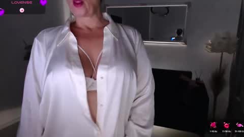 Snapshot of unfulfilledwife chatting on 10, 11, 2025 Eva online show from 10, 11, 2025