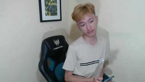 urasian_femboyxxx online show from 20, 4, 2026