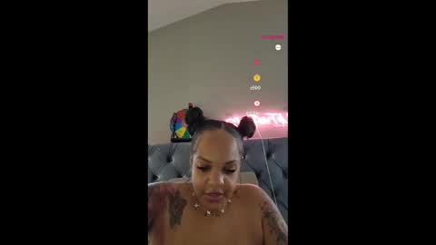 Snapshot of urfaveriri chatting on 8, 11, 2025 urfaveriri online show from 8, 11, 2025