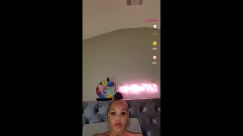 Snapshot of urfaveriri chatting on 4, 12, 2025 urfaveriri online show from 4, 12, 2025