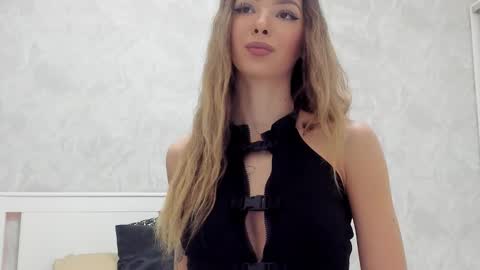 Snapshot of v_deville chatting on 27, 10, 2025 Mia online show from 27, 10, 2025