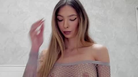 Snapshot of v_deville chatting on 30, 10, 2025 Mia online show from 30, 10, 2025