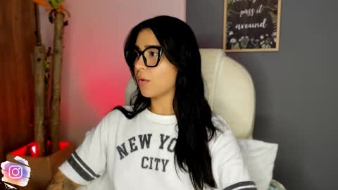 Snapshot of val_varago chatting on 2, 11, 2025 val_varago online show from 2, 11, 2025