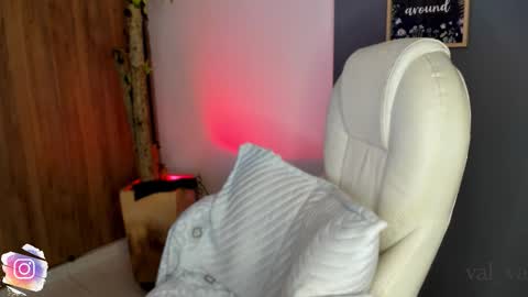 Snapshot of val_varago chatting on 13, 11, 2025 val_varago online show from 13, 11, 2025