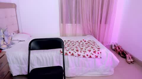 Snapshot of vale_kross chatting on 20, 6, 2026 HI IM NEW online show from 20, 6, 2026