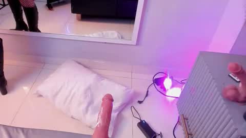 Snapshot of valentine_mia_ chatting on 31, 10, 2025 Mia online show from 31, 10, 2025