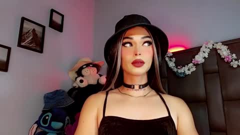 Snapshot of valentinne_marian chatting on 2, 10, 2025 Marian online show from 2, 10, 2025