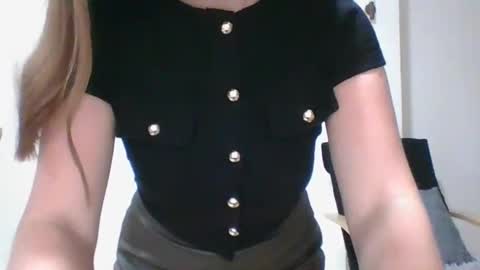 Snapshot of valeriafrannco chatting on 6, 11, 2025 valeriafrannco online show from 6, 11, 2025