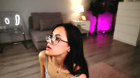 Snapshot of valexielux chatting on 8, 6, 2026 Vale online show from 8, 6, 2026