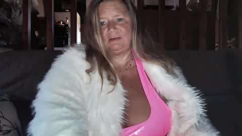 Snapshot of vampwoman chatting on 2, 1, 2025 vampwoman online show from 2, 1, 2025