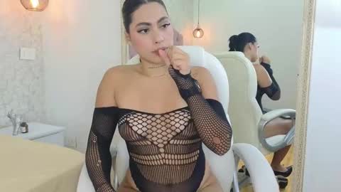 Snapshot of vanessa_rain_ chatting on 10, 11, 2025 Vanessa online show from 10, 11, 2025