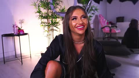 Vanessa Simon online show from 2, 2, 2025