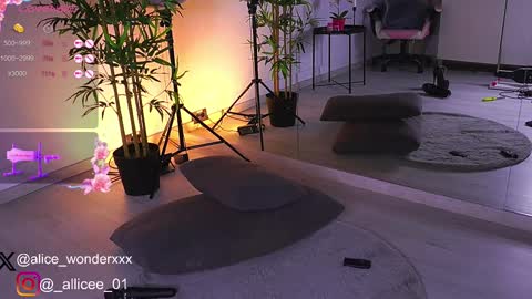 Vanessa Simon online show from 4, 3, 2025