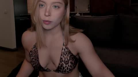 Snapshot of vanillalivitski chatting on 6, 11, 2025 Vanilla online show from 6, 11, 2025