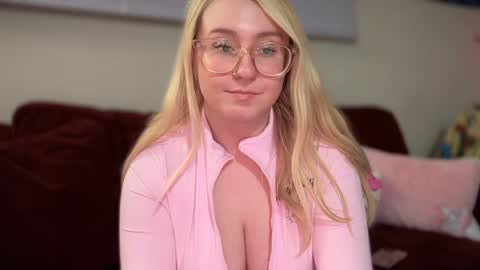 Snapshot of vanillapuddingpie chatting on 4, 2, 2025 vanillapuddingpie online show from 4, 2, 2025