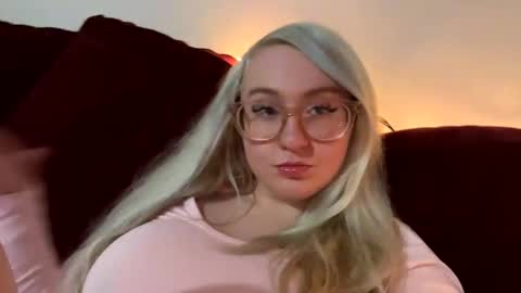 Snapshot of vanillapuddingpie chatting on 17, 11, 2025 vanillapuddingpie online show from 17, 11, 2025