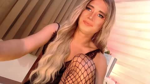 Snapshot of velvet_fux chatting on 3, 1, 2025 Richy will make you fall in love online show from 3, 1, 2025