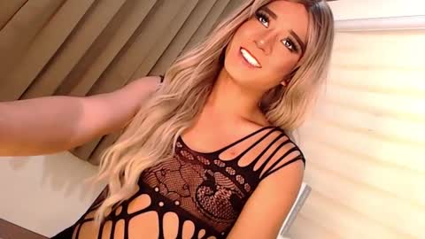 Snapshot of velvet_fux chatting on 18, 1, 2025 Richy will make you fall in love online show from 18, 1, 2025