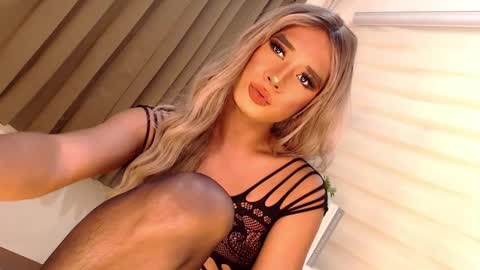 Snapshot of velvet_fux chatting on 26, 1, 2025 Richy will make you fall in love online show from 26, 1, 2025
