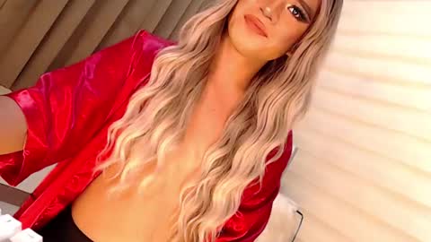 Snapshot of velvet_fux chatting on 1, 2, 2025 Richy will make you fall in love online show from 1, 2, 2025