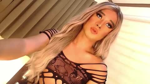 Snapshot of velvet_fux chatting on 6, 2, 2025 Richy will make you fall in love online show from 6, 2, 2025