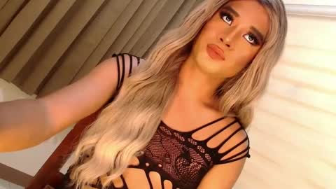 Snapshot of velvet_fux chatting on 6, 2, 2025 Richy will make you fall in love online show from 6, 2, 2025