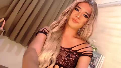 Snapshot of velvet_fux chatting on 8, 2, 2025 Richy will make you fall in love online show from 8, 2, 2025