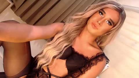 Snapshot of velvet_fux chatting on 15, 2, 2025 Richy will make you fall in love online show from 15, 2, 2025