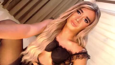 Snapshot of velvet_fux chatting on 19, 2, 2025 Richy will make you fall in love online show from 19, 2, 2025