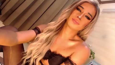 Snapshot of velvet_fux chatting on 2, 3, 2025 Richy will make you fall in love online show from 2, 3, 2025