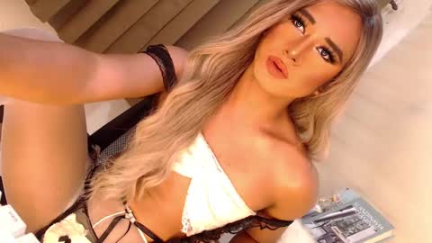 Snapshot of velvet_fux chatting on 12, 3, 2025 Richy will make you fall in love online show from 12, 3, 2025