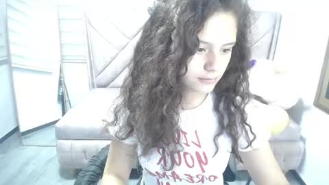 Snapshot of velvet_moon_v chatting on 17, 9, 2025 velvet_moon_v online show from 17, 9, 2025