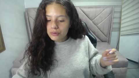 Snapshot of velvet_moon_v chatting on 7, 10, 2025 velvet_moon_v online show from 7, 10, 2025