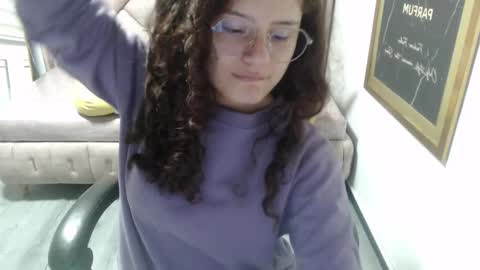 Snapshot of velvet_moon_v chatting on 25, 11, 2025 velvet_moon_v online show from 25, 11, 2025