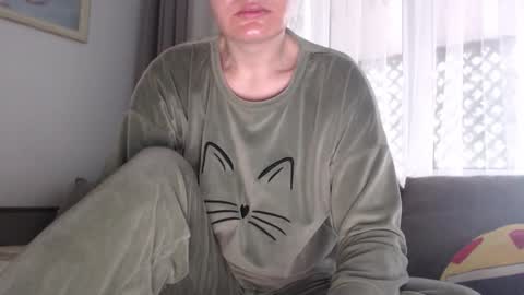 Snapshot of velvetmoon123 chatting on 26, 11, 2025 velvetmoon123 online show from 26, 11, 2025