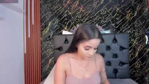 Snapshot of vichy_evans chatting on 28, 11, 2025 Vichy Everyday From 1400 to 2130 Col Time online show from 28, 11, 2025