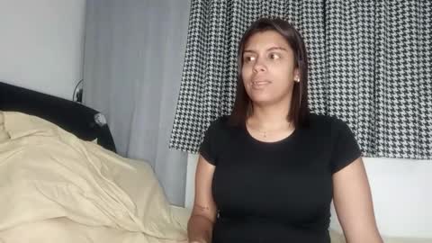 Snapshot of vickyhm22 chatting on 4, 12, 2025 vickyhm22 online show from 4, 12, 2025