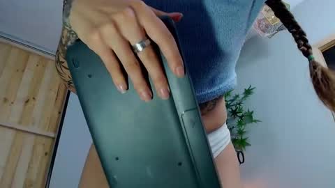 Victoria   online show from 28, 2, 2025