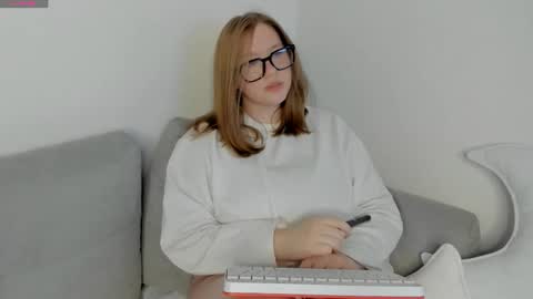 Snapshot of victoria_pum_ chatting on 28, 10, 2025 Jessie online show from 28, 10, 2025