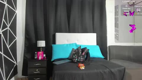 Snapshot of victoriaa_zans chatting on 4, 10, 2025 Victoria Zans online show from 4, 10, 2025