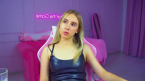 Snapshot of victoriahopson chatting on 13, 10, 2025 Victoria online show from 13, 10, 2025