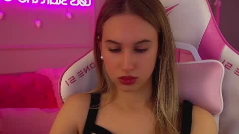 Snapshot of victoriahopson chatting on 15, 12, 2025 Victoria online show from 15, 12, 2025