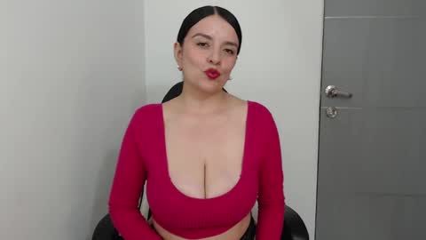 Snapshot of victoriahot_23 chatting on 6, 1, 2025 Kim 3 online show from 6, 1, 2025