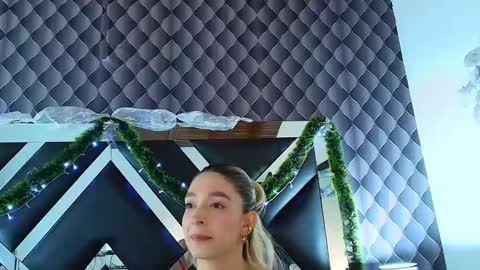 Snapshot of victtoria_lee chatting on 13, 12, 2024 victtoria lee online show from 13, 12, 2024
