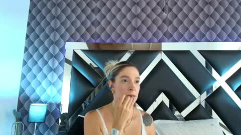 Snapshot of victtoria_lee chatting on 22, 2, 2025 victtoria lee online show from 22, 2, 2025