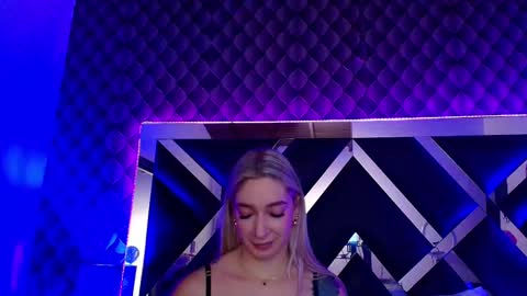 Snapshot of victtoria_lee chatting on 4, 10, 2025 victtoria lee online show from 4, 10, 2025
