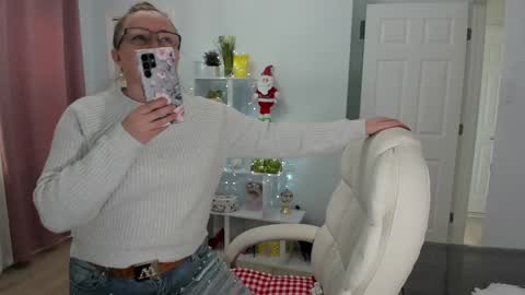 Snapshot of vika7333 chatting on 8, 12, 2024 Ukrainian-woman online show from 8, 12, 2024