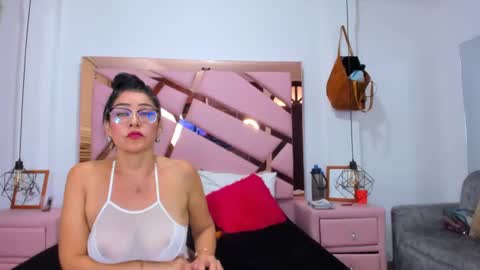 Snapshot of vikitomson chatting on 25, 1, 2025 vikiTomson online show from 25, 1, 2025