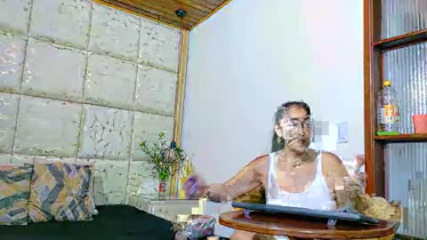 Snapshot of vikitomson chatting on 15, 12, 2025 vikiTomson online show from 15, 12, 2025