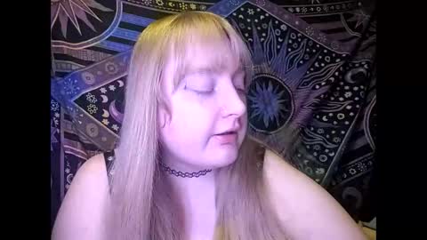 Snapshot of vikkivenus chatting on 23, 12, 2025 vikkivenus online show from 23, 12, 2025
